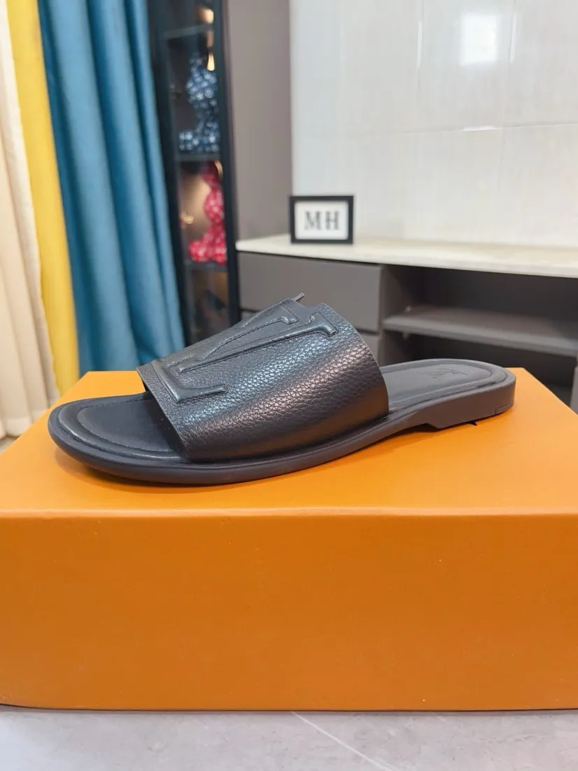 Men's shoes 💰340🌸🌸LV medium men's spring and summer slippers counter synchronization. The uppers are imported cowhide fabrics from Italy, logo graphics and high-quality craftsmanship. Soles: original soles specially provided by the original factory. Exclusive molded soles are super comfortable. Original factory single goods. 🔍🔍High quality. You can enter and exit the counter at will. Welcome to compare. Size 38-45